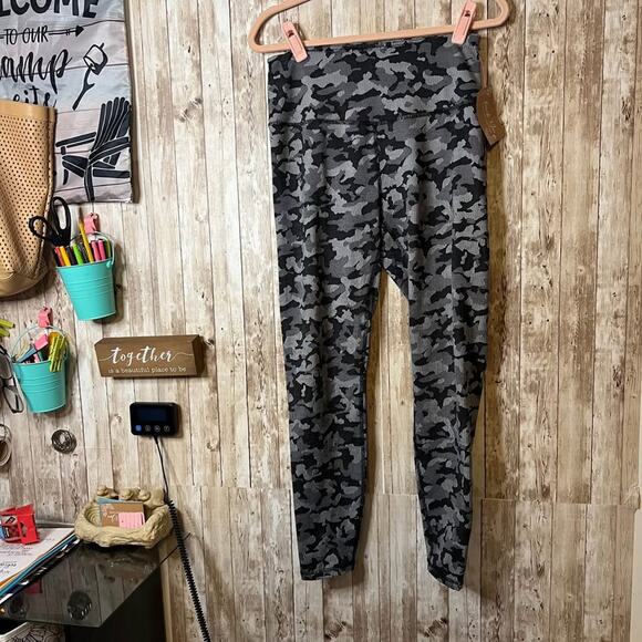 🖤⚡ Spyder Camo High-Waist Leggings – Sleek, Sporty & Ready to Move! ⚡🖤 - Picture 1 of 6